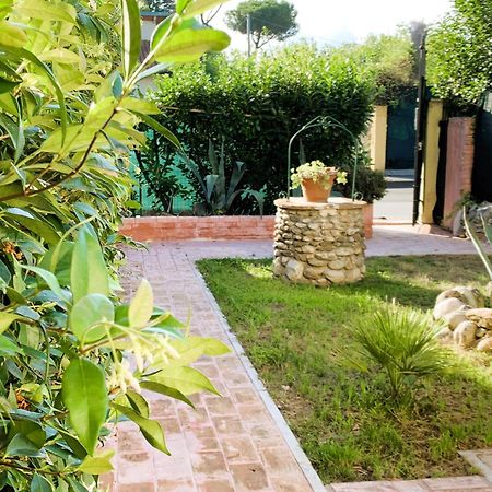 Sunny Apartment Marina di Massa Buitenkant foto