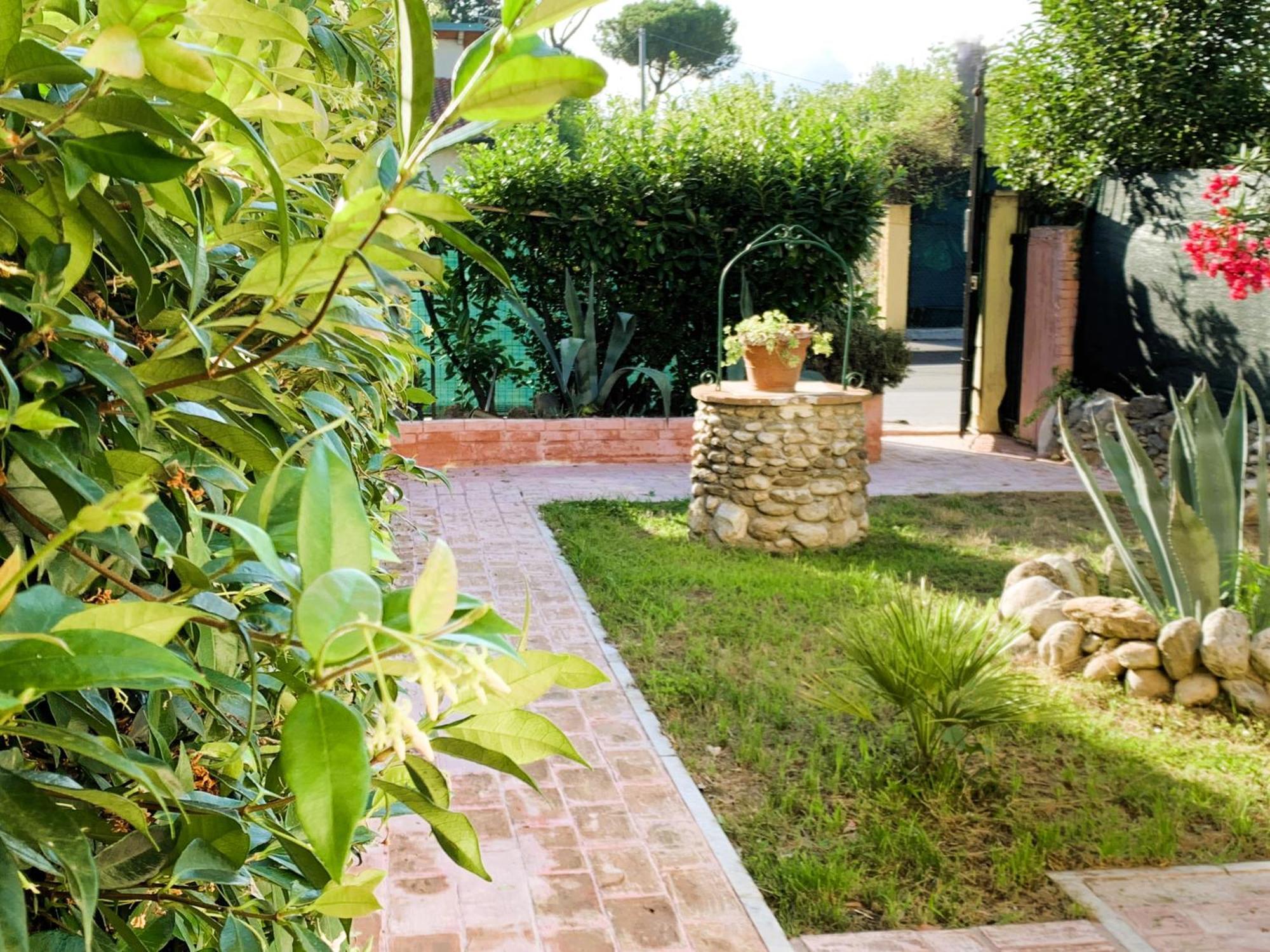Sunny Apartment Marina di Massa Buitenkant foto